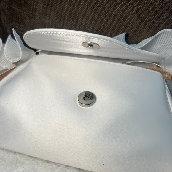 Jewel Badgley Mischka
Woman's Sophia Ruffle Me Pouch Clutch - Picture 7 of 8